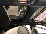 パノラミックルーフで明るい車内と開放感あるドライブをお楽しみいただけます。