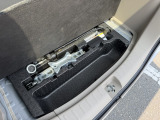 荷室下には、工具やパンク修理キットが収納されています。