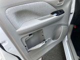 助手席にも収納ボックスがあります。