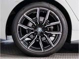 BMW純正アルミホイールです。納車時にはアルミホイールコーティングも承っております!是非ご検討下さいませ。