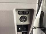 電動ドアミラーの操作部分です。ミラーの微調整ができます