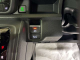 ワンタッチで操作可能な電子パーキングブレーキが採用されています。