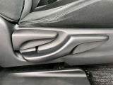 運転席シ-ト上下アジャスター付き車両です。