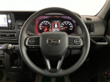 ステアリング右手側に安全運転支援機能のアダプティブクルーズコントロールをコントロールするスイッチ、左手側にオーディオ関連のコントロールスイッチを配置、視線を逸らすことなく運転に集中できます。