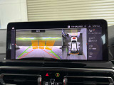 リヤ・ビュー・カメラ(予想進路表示機能付):車両後方の障害物や歩行者をコントロール・ディスプレイに表示。予想進路表示機能により、目標とする駐車スペースに十分な広さがあるか確認することができます。
