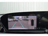 駐車時の後方確認をサポートするバックカメラ。ガイドライン表示で操作を支援します。