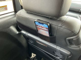 スマホなど小物の収納に便利なポケット