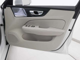 運転席ドアの全景です。キャビンを彩るすべてのものに、機能を形にした美しさが備わっています。