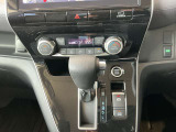 シフトレバーまわりは視認性・操作性を重視した設計です。全体を清掃し、快適にお乗りいただけるよう整えています。
