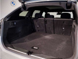 BMWではスペアタイヤが非搭載となるため、スペースは拡大されており、収納スペースとして利用可能。トランクの下にも収納スペースがあり、意外と役に立つスペースでございます。