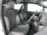 高いホールド性で運転姿勢が安定します。長距離ドライブでも疲れにくいのが魅力です。快適なドライビングライフをお送りください♪