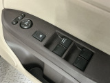 運転席のスイッチで全てのウィンドウの開閉操作を行うことができます。ロックボタンをONにしておくと、運転席以外のウィンドウは作動しないのでお子様を乗せているときなども安心ですね♪