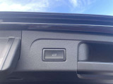 電動バックドアを装備。両手がふさがっていても、バンパー下に足を入れるだけでオープンできます