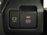 指先だけで簡単に操作が可能な電動パーキングブレーキを採用。「HOLD」スイッチを押すと、渋滞や信号待ちなどでブレーキペダルから足を離しても、ブレーキを保持するので安心です