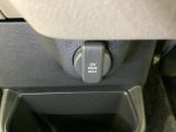 アクセサリーソケットはUSBのアダプターなどをつければ、スマホの充電にも使えます。周辺には物が置けるボックスがついています。