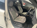 運転席、助手席です。座面も広くゆったりと座れてアームレストも付いているので重宝します。
