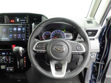 センターメーターで視界良好な運転席廻りです。運転時の視線移動が少なくて済むので安全性にも一役買ってくれますね。ぜひ一度ご覧になってください。見易さが違いますよ