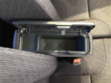 センターアームレスト付きで運転中も腕が楽々!