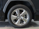 純正のアルミホイール装着車です。タイヤサイズは225/60R18です。