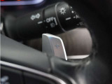 ◆減速セレクター◆ステアリングホイールの左右に取り付けられた2つのパドルスイッチで減速の強さを調整。 左側の「-」を操作すると減速を強く、右側の「+」を操作すると減速を弱くすることができます。