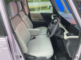 アームレスト付きの運転席&助手席は頭上・足元共にゆったりとお座り頂けます。座席の高さやハンドル位置も自由自在♪