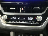 「AUTO」スイッチで車内の温度を一定に保ってくれるオートエアコン。快適装備の代名詞。もちろんマニュアル操作も可能ですよ。