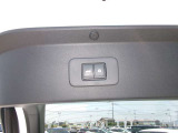 トランクが電動で開きます。運転席からも操作できます。手を使わないでも開けれます。