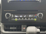オートエアコンで車内も快適です。冬や雨の日の室内の結露防止等コンディションに加えて、冷え過ぎ、暖め過ぎに因る燃費を悪化を防ぎます。一度、温度を設定すれば自動的に過ごし易い温度に調整してくれますよ。