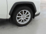 装着タイヤサイズは、225/60R18です。純正アルミホイールを装着しております。