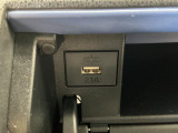 【USBチャージャー】スマホ等の充電ができるUSBチャージャーが装備!長時間のドライブには必需品です♪