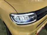 白く明るい光で夜間走行をサポートするLEDヘッドランプを搭載