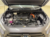 トヨタ中古車「まるごとクリーニング」施工済。エンジンルームを専用洗剤で洗浄!高圧&スチーム洗浄も行います。樹脂部分も艶出し剤でピカピカです☆☆