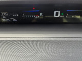 ひと目で情報を確認できる視認性の高いスピードメーターです。