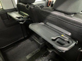 【格納式シートバックテーブル(運転席/助手席)】 物が落ちにくいふち高テーブルはタブレットが立てかけられ、お子さま用のマグカップや500mlの紙パックが入るカップホルダーも備えています