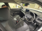 運転席は大きな座面と包み込むような背もたれが身体全体を支えます。上質なシートを採用し長時間の運転やコーナーの多い道も快適です。座ったときの頭上スペースも余裕たっぷりでロングドライブも楽チンです♪