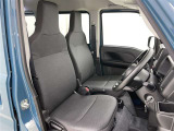 シンプルながら機能性あふれる運転席廻りです。視界性もよく、運転しやすいですよ。