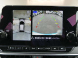 ギアを『R』に入れるとナビ画面に、まるで雲の上から覗いているような映像が映り、駐車をサポートしてくれます。