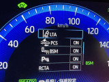 隣車線を走る車両をレーダーで検知し、ドアミラーでは確認しにくい後側方エリアに存在する車両に加え、急接近してくる車両も検知します。車両を検知するとドアミラーに搭載されたLEDインジケーターが点灯します。