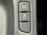 トラクションコントロールとは、すべりやすい路面での発進時や加速時にタイヤの空転を抑え、駆動力確保に貢献する機能です。詳細は販売店スタッフまでおたずねください。