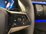 運転中にもオーディオの音量やFMの切り替えなどステアリングでの操作で切り替え可能なため、ステアリングから手を放す必要がない為、運転中でも操作が簡単でございます。