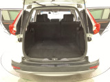 ラゲッジも広く使いやすいトランクは、開口部も広く荷物の積み下ろしもしやすいお車となっております。リアシートの背もたれは6:4の割合で分割して可倒できるので、長いお荷物などを載せることもできます。