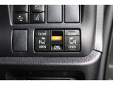 両側電動スライドドアはドアの直接操作以外にも運転席からのスイッチ操作やリモコン操作でも開閉が可能!狭い駐車場などでもドアの開閉が楽々・安心ですね!