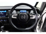 運転中もハンドルでの操作が可能です。特に高速道路等の目が離せない運転時には、便利さだけでなく、安全性も兼ね備えております。