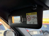 運転席・助手席共にミラー付きバイザー装備!