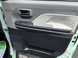 パワーウィンドウのスイッチですよ。運転席に居ながら窓を開け閉めのコントロールできますよ!ロック機能で、子供がイタズラして窓を開けるという事もなくなります!