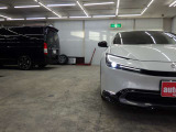 当店では専任のメカニックが大切なお客様のお車を一台一台丁寧に整備いたします。自社認証工場にてリフトアップし下回りまでキッチリ検査いたします。
