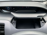運転席、助手席それぞれに使い勝手のよい収納スペースを装備しています。