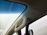 運転席助手席のエアバックの他に、サイドからの衝撃に備えるサイドエアバックを装備しています!