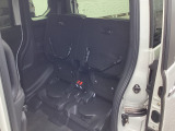 狭い駐車場などでテールゲートが開けられない時は、後席の座面をはね上げて荷物を積める空間に。はね上げ(チップアップ)操作はワンアクションです。
