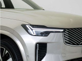 ひときわ印象的なT字型のLEDヘッドライトは、新世代のボルボを象徴するユニークなアイコンとなっています。LEDデイタイム・ランニング・ライトやポジションライト、ウインカーの役割も果たします。